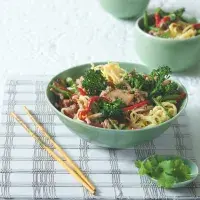 Vepřové maso s nudlemi po asijsku