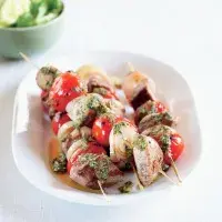 Vepřové špízy s pestem a rajčetem