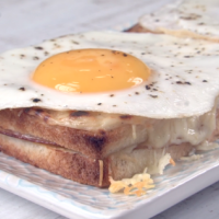 Zapečený sendvič Croque Madame