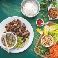 Vietnamský salát s grilovaným masem Vietnamský salát s grilovaným masem