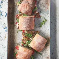 Zapečená ciabatta se žampiony, česnekem a sýrem taleggio Zapečená ciabatta se žampiony, česnekem a sýrem taleggio