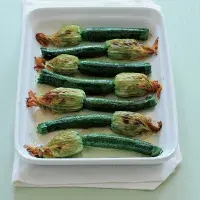 Zapékané cuketové květy s krevetami