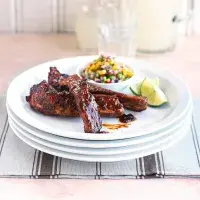 Žebírka s kukuřičným salátem