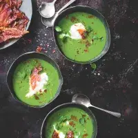 Zelené gazpacho s prosciuttem a burratou Zelené gazpacho s prosciuttem a burratou