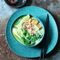 Zelené kari s tofu a rýžovými nudlemi Zelené kari s tofu a rýžovými nudlemi