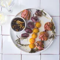 Zeleninové a bramborové špízy na rozmarýnu