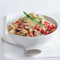 Zeleninový salát s kuskusem a sýrem