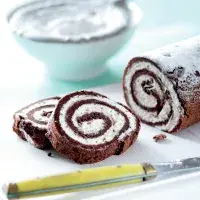 Žloutková roláda se šlehačkou a čokoládou