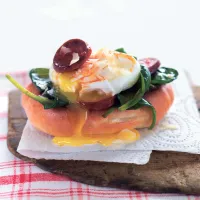 Ztracená vejce s chorizem a špenátem