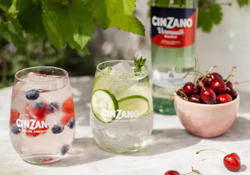 Cinzano s okurkou a lesním ovocem