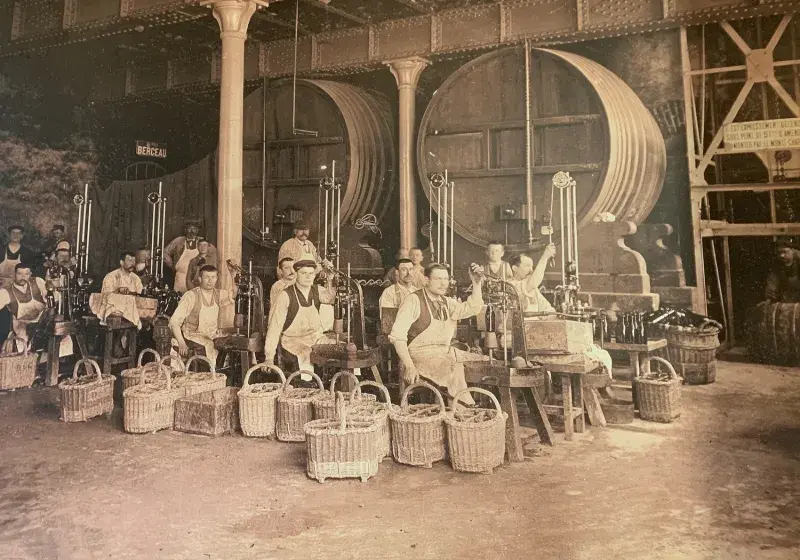 Ruční lisování hroznů ve fabrice šampaňského domu Deutz