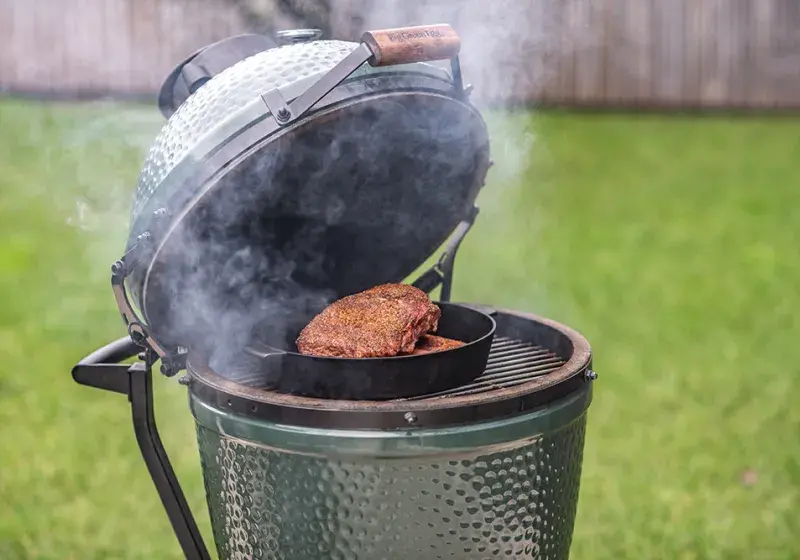 Grilování masa s Big Green Egg - správné použití víka