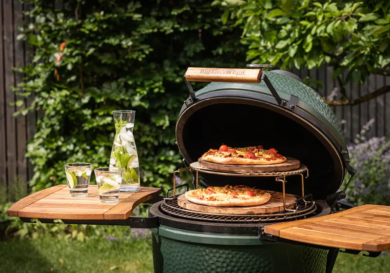 Big Green Egg použitá jako pec na pizzu