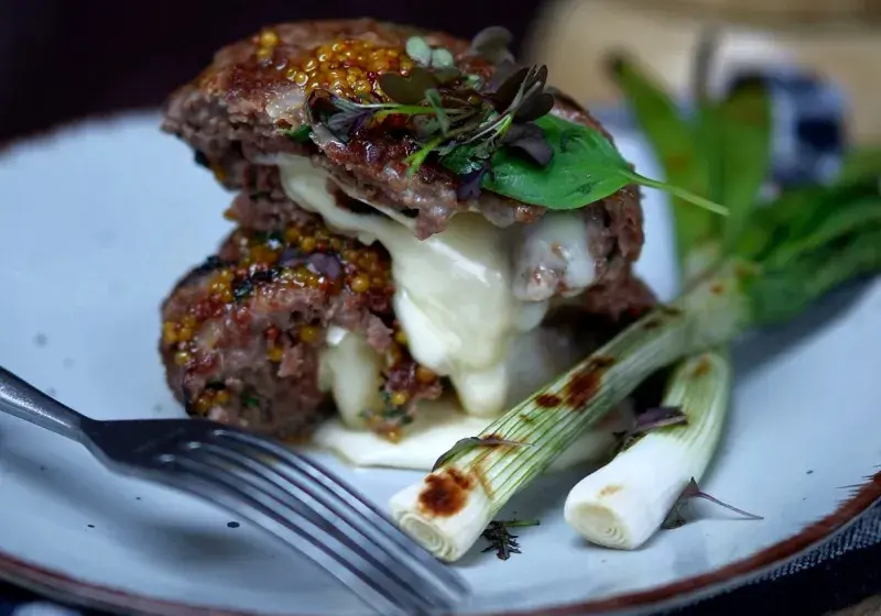 Burger a camembert, rohlik.cz