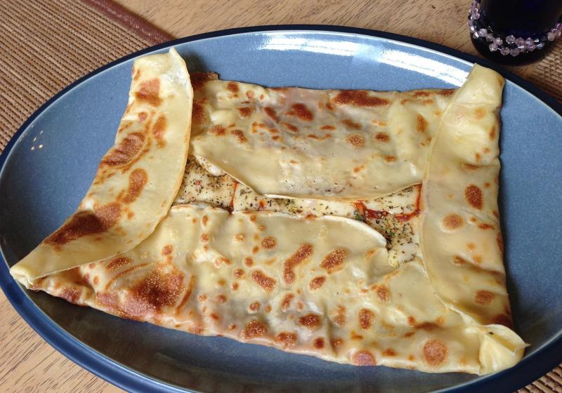 Slaná palačinka složená do obálky Slaná palačinka složená do obálky