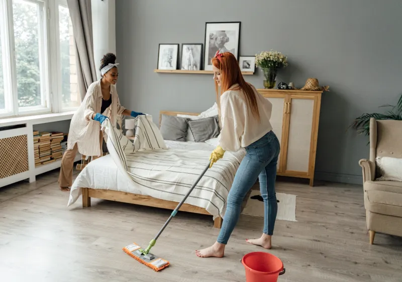 Ženy uklízející byt.